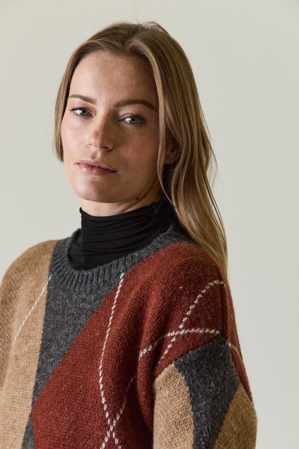 Jersey de rombos multicolor gris