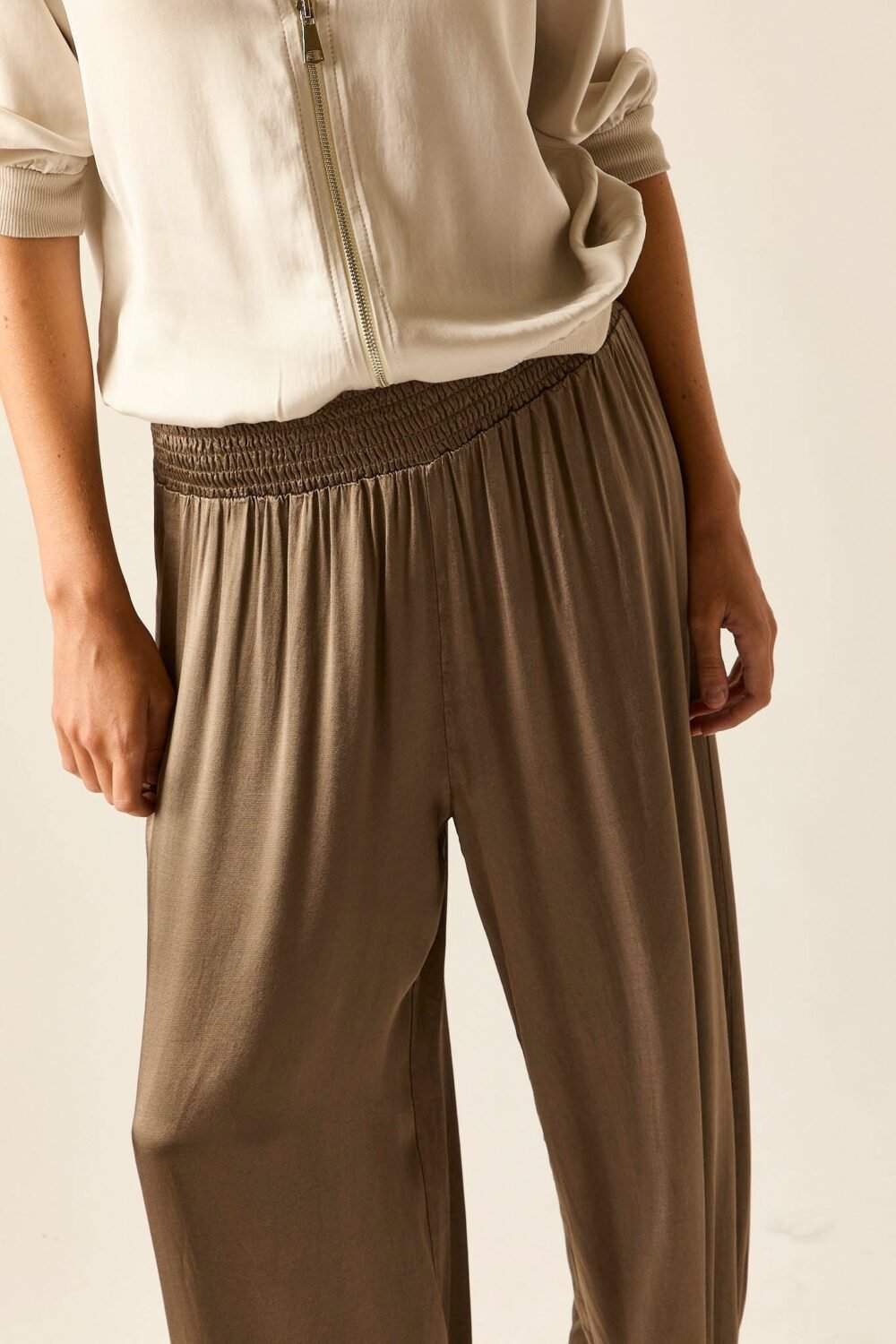 Pantalón bombacho raso topo