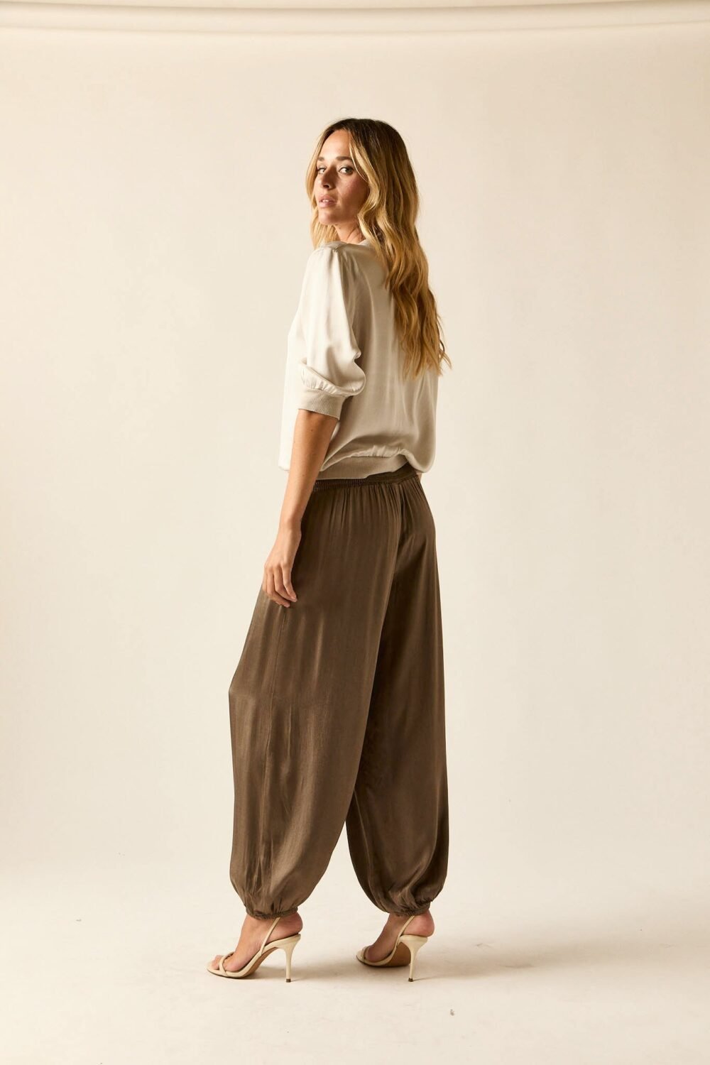 Pantalón bombacho raso topo