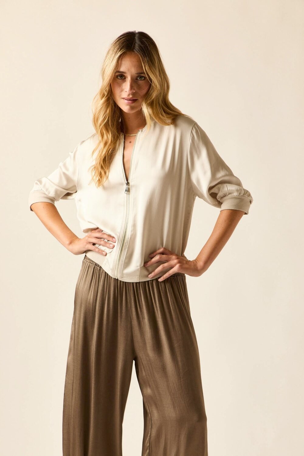 Pantalón bombacho raso topo