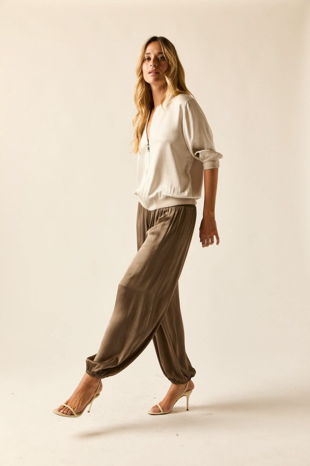 Pantalón bombacho raso topo