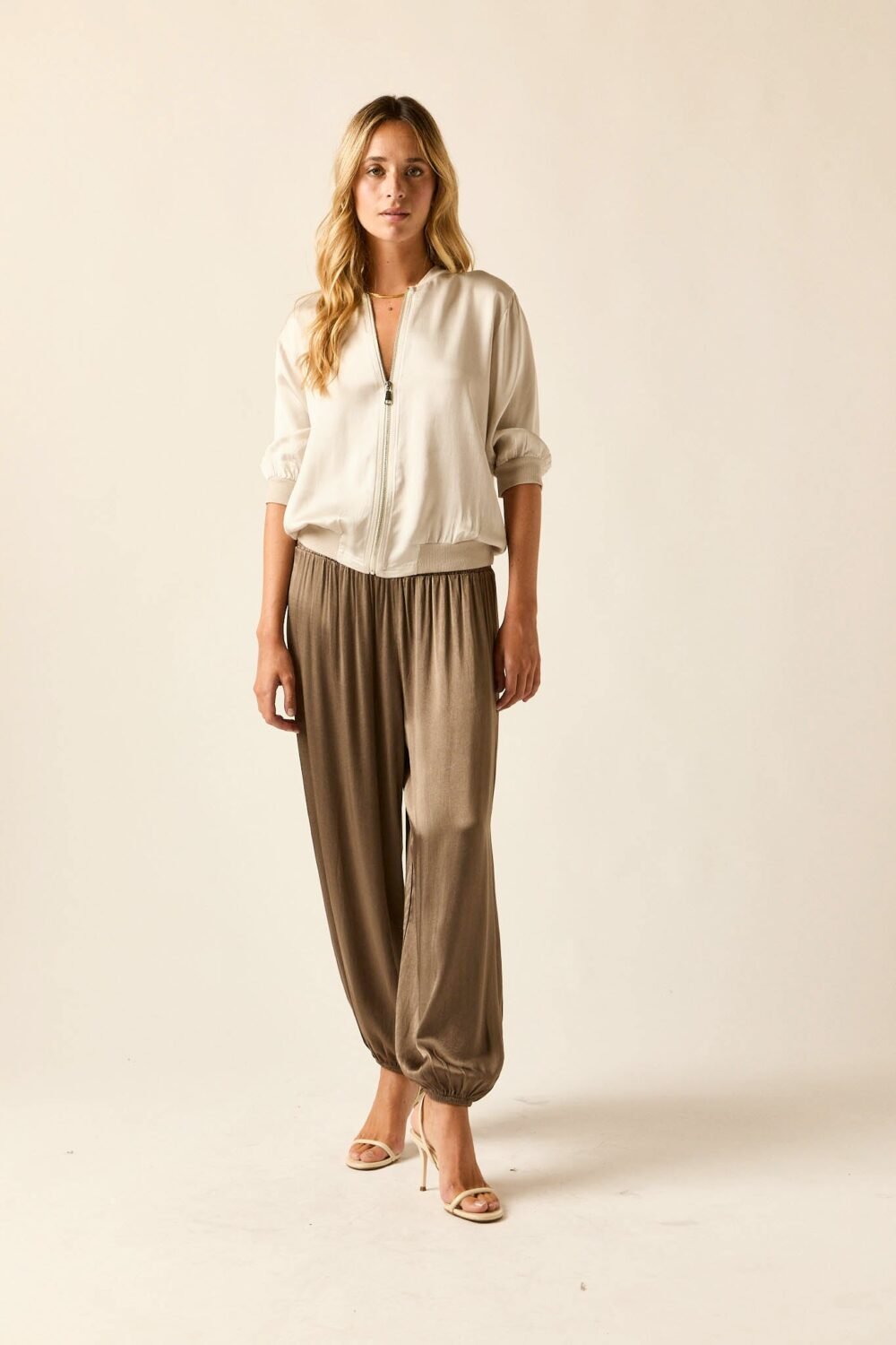 Pantalón bombacho raso topo