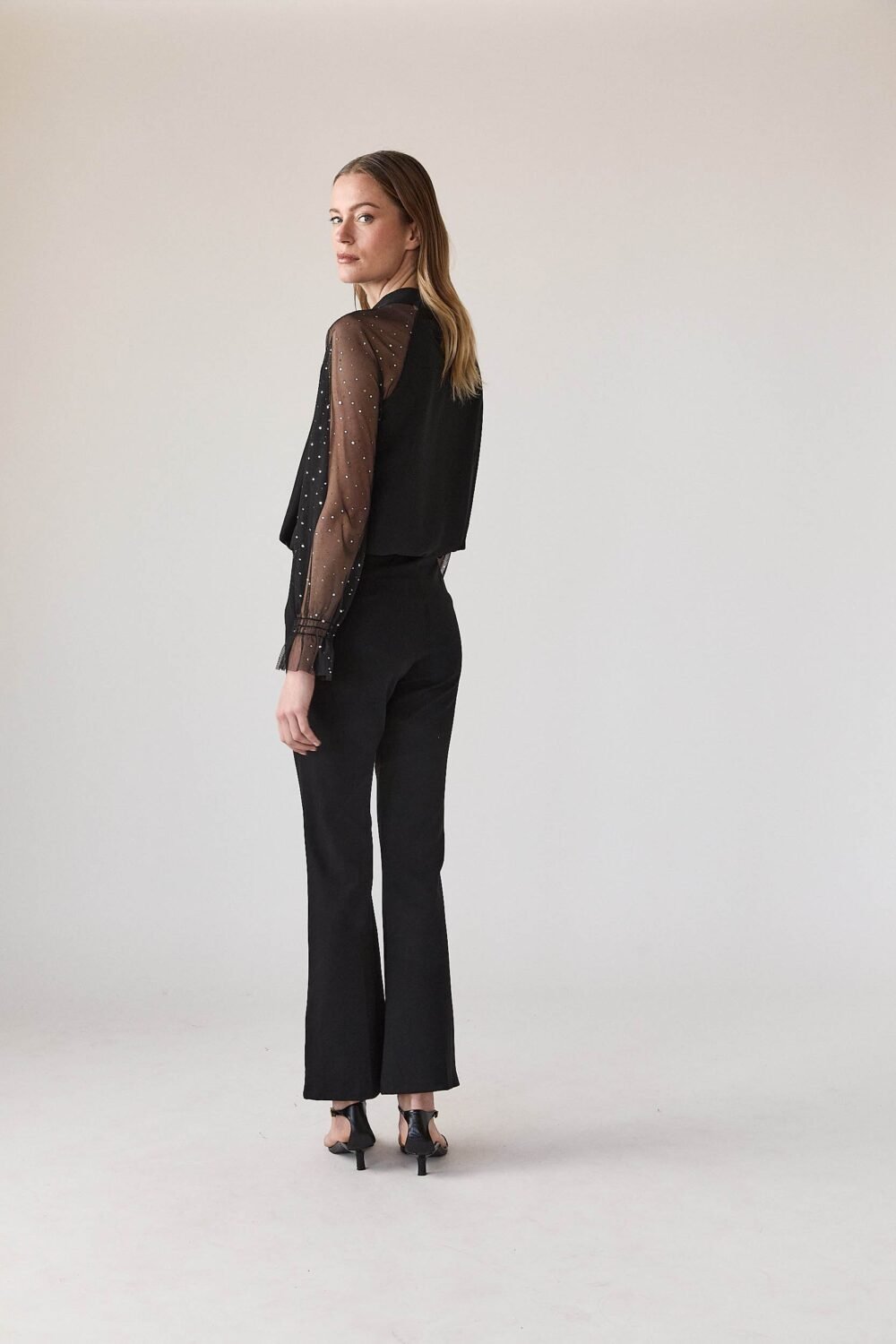 Pantalón sastre campana con cinturón negro