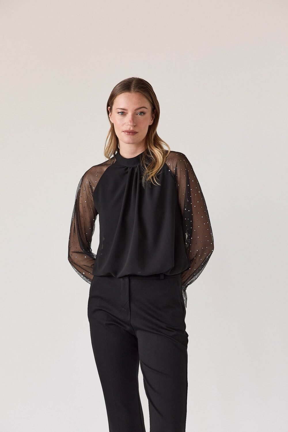 Pantalón sastre campana con cinturón negro