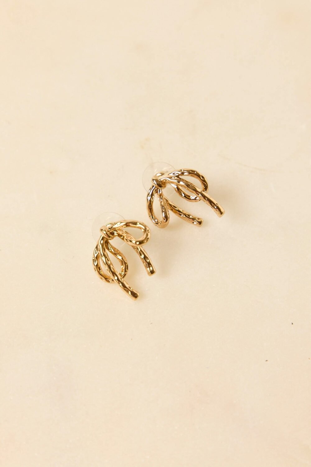 Pendientes dorados lazo